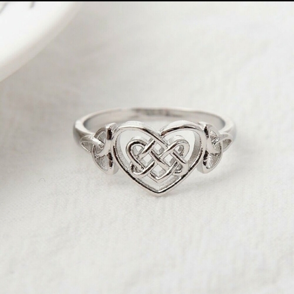 New Silver Heart Celtic Knot Ring. - Picture 5 of 7